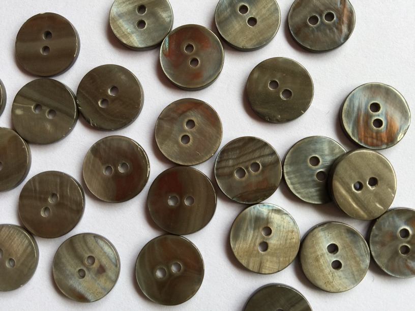 Pearl shell buttons | boutons shell | TextileGarden