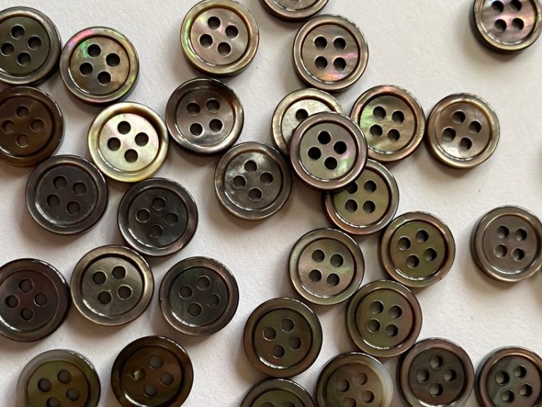 Pearl shell buttons | boutons shell | TextileGarden